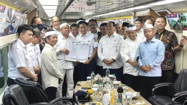 Gubernur Jawa Barat Dedi Mulyadi dan Direktur Utama PT KAI sepakati perjanjian kerja sama di bidang perkeretaapian. (Foto: bappeda.jabarprov.go.id)