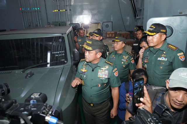 KSAD Jenderal TNI Maruli Simanjuntak melepas keberangkatan yang membawa bantuan kemanusiaan TNI AD untuk bencana di Aceh, Sumatera Utara, dan Sumatera Barat. Foto: TNI AD