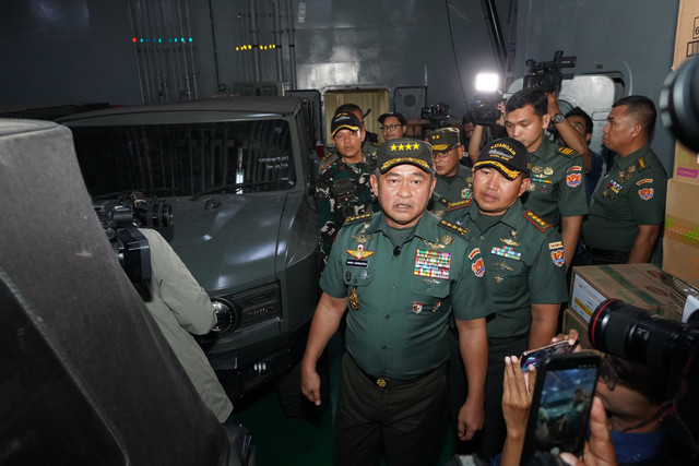 KSAD Jenderal TNI Maruli Simanjuntak melepas keberangkatan yang membawa bantuan kemanusiaan TNI AD untuk bencana di Aceh, Sumatera Utara, dan Sumatera Barat. Foto: TNI AD