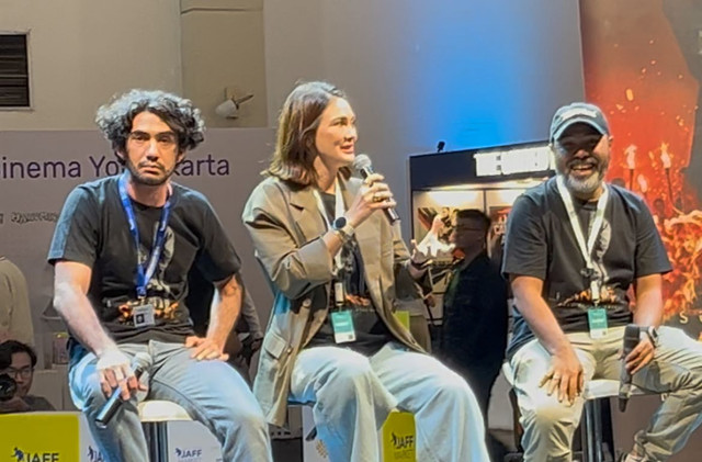 Reza Rahadian dan Luna Maya di acara perilisan trailer film Suzzanna: Santet Dosa di Atas Dosa di JAFF Market 2025 yang digelar di Jogja Expo Center, Senin (1/12). Foto: DN Mustika Sari/kumparan