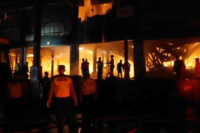 Petugas Damkar berusaha memadamkan kebakaran sebuah pabrik di Pati, Jawa Tengah, Senin (1/12/2025). Foto: Facebook/Pemadam kebakaran PATI 