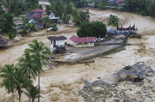 Foto udara sejumlah rumah diterjang banjir bandang di kawasan Gunung Nago, Padang, Sumatera Barat, Jumat (28/11/2025). Foto: Iggoy el Fitra/ANTARA FOTO