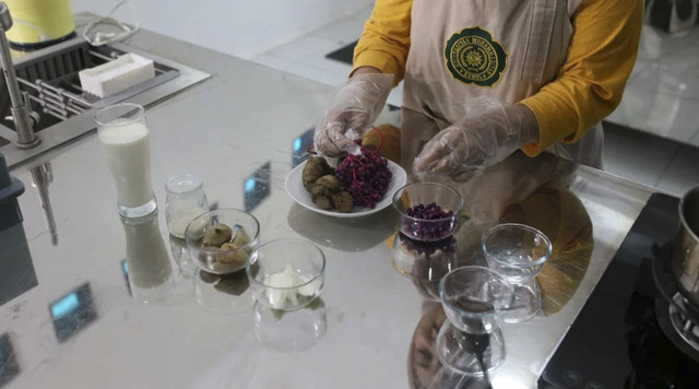 Dosen Universitas Muhammadiyah Kudus bikin yogurt dari jangklong dan parijoto sebagai solusi cegah stunting. Foto: Dok. Muhammadiyah Kudus