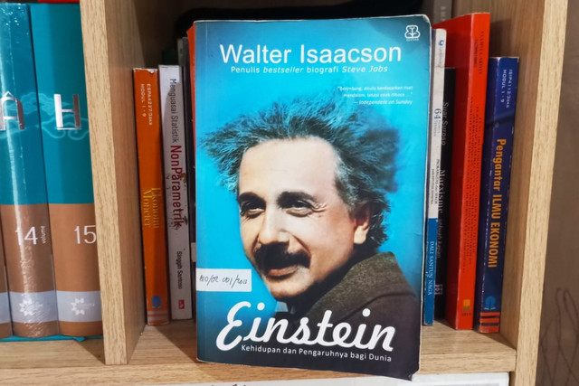 Buku Biografi Einstein. Sumber: Dokumen Pribadi.