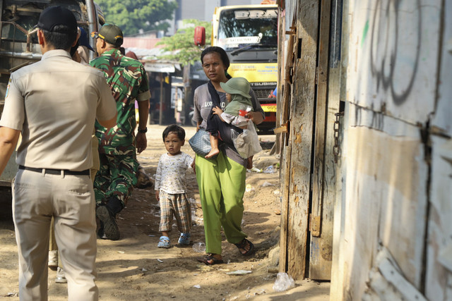 Sejumlah warga bersiap masuk bus untuk direlokasi di TPU Menteng Pulo II, Jakarta, Selasa (2/12/2025). Foto: Iqbal Firdaus/kumparan