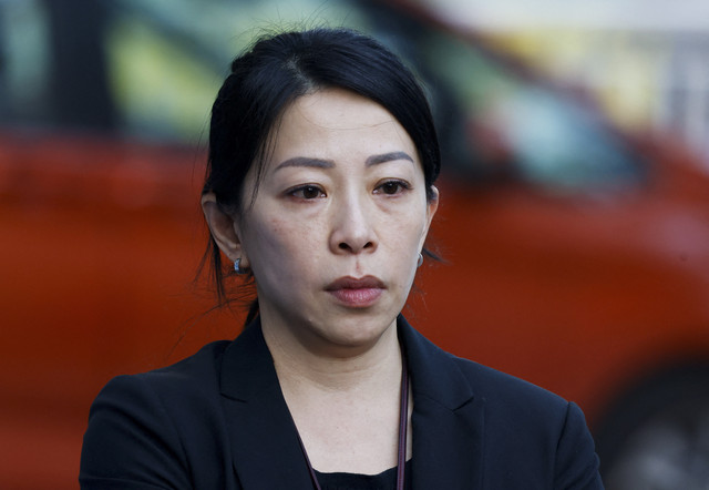 Petugas Penanggung Jawab Unit Penyelidikan Korban Tsang Shuk-yin menyampaikan keterangan pers terkait kebakaran apartemen di Tai Po, Hong Kong, Senin (1/12/2025). Foto: Maxim Shemetov/Reuters