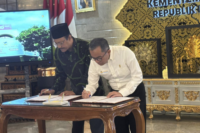 Menteri Sosial Saifullah Yusuf (Gus Ipul) dan Menteri Pendidikan Tinggi dan Saintek (Mendikti Saintek) Brian Yuliarto di gedung Kementerian Sosial, Jakarta Pusat, Selasa (2/12/2025). Foto: Amira Nada Fauziyyah/kumparan