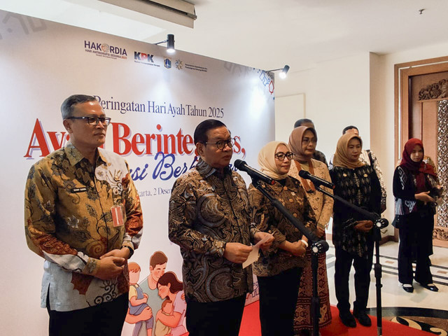 Gubernur Jakarta Pramono Anung (kedua kiri) dan Menteri PPPA Arifah Fauzi di Hotel Grand Sahid Jaya, Jakarta, Selasa (2/12/2025). Foto: Rachmadi Rasyad/kumparan
