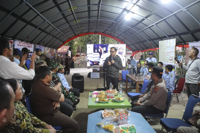Wakil Menteri Dalam Negeri (Wamendagri) Bima Arya Sugiarto meninjau penanganan bencana banjir di Kabupaten Solok, Sumatera Barat (Sumbar), Senin (1/12/2025). Foto: Dok. Kemendagri