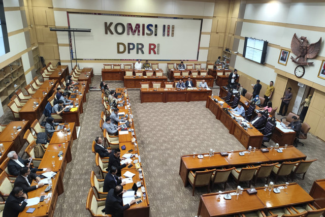 Suasana rapat dengar pendapat umum (RDPU) Komisi III DPR bersama GRANAT dan Jaringan Reformasi Kebijakan Narkotika di Kompleks Parlemen Senayan, Jakarta pada Selasa (2/12/2025). Foto: Luthfi Humam/kumparan
