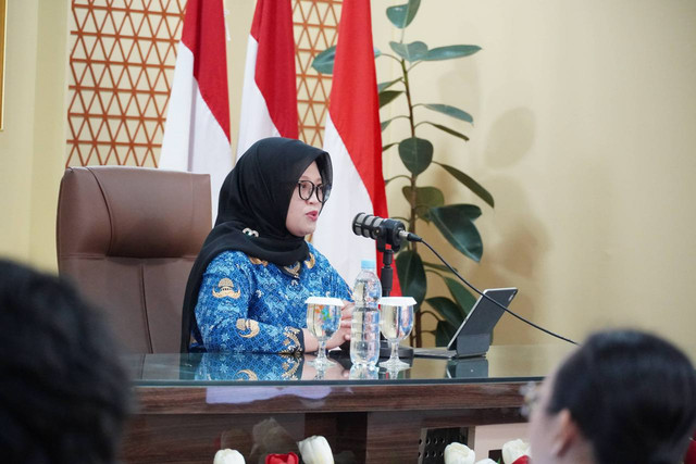 Deputi Bidang Statistik Distribusi dan Jasa Badan Pusat Statistik (BPS), Pudji Ismartini, dalam konferensi pers di Jakarta, Senin (1/12/2025). Foto: Dok. BPS