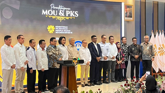 Penandatanganan MOU antara Menteri P2MI Mukhtarudin dengan sejumlah lembaga dan pemerintah daerah di Kantor Kementerian P2MI, Pancoran, Jakarta Selatan, Selasa (2/12/2025). Foto: Nasywa Athifah/kumparan