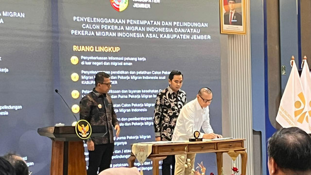 Penandatanganan MOU antara Menteri P2MI Mukhtarudin dengan sejumlah lembaga dan pemerintah daerah di Kantor Kementerian P2MI, Pancoran, Jakarta Selatan, Selasa (2/12/2025). Foto: Nasywa Athifah/kumparan
