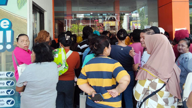 Antrean warga di Kantor Pos Indonesia Cabang Manado untuk mengecek nama mereka apakah masuk sebagai penerima BLT Kesra.