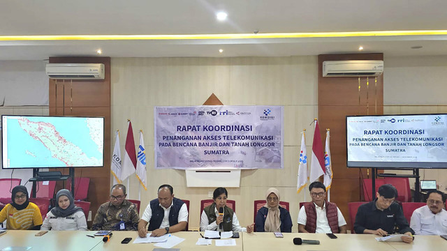 Direktur Utama Telkomsel, Nugroho dan Direktur Network Telkomsel, Indra Mardiatna hadir langsung dalam rapat koordinasi penanganan akses telekomunikasi bersama Menteri Komdigi RI, Meutya Hafid dan para operator seluler di Medan (1/12). Foto: Dok. Telkomsel