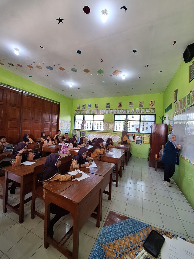 Siswa SDN 2 Bocek sedang belajar matematika bersama mahasiswa UB