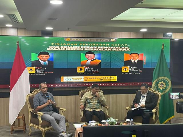 Wakil Menteri Hukum, Eddy Hiariej (kiri), dalam acara diskusi bertajuk 'Tinjauan Perubahan KUHAP: Das Sollen Peran Pengadilan dalam Sistem Peradilan Pidana', di Gedung Ditjen Badilum MA, Jakarta, Selasa (2/12/2025). Foto: Fadhil Pramudya/kumparan