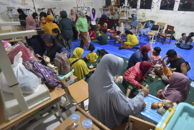 Sejumlah warga berada di Posko Pengungsian korban banjir bandang di Batu Busuk, Pauh, Padang, Sumatera Barat, Rabu (26/11/2025). Foto: Iggoy el Fitra/ANTARA FOTO