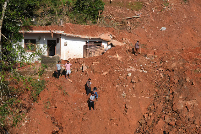 Warga mencari korban selamat dan barang-barang yang hilang di dekat rumah yang rusak akibat tanah longsor akibat hujan deras pasca Topan Ditwah di Kandy, Sri Lanka, Selasa (2/12/2025). Foto: Thilina Kaluthotage/REUTERS