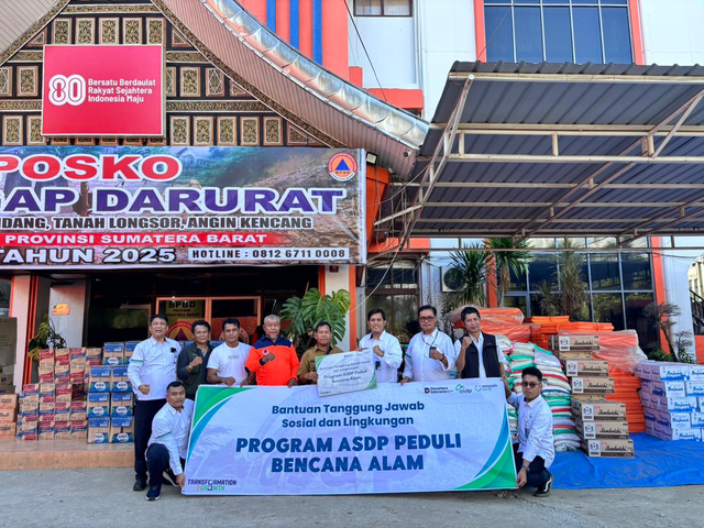 ASDP menyalurkan bantuan untuk korban bencana di Posko Tanggap Darurat BPBD Sumatera Barat. Foto: Dok. ASDP