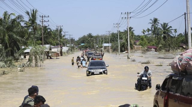 Kapolda Aceh "Menerobos" Lumpur dan Banjir tiba di Tamiang. Foto: Dok. Polri
