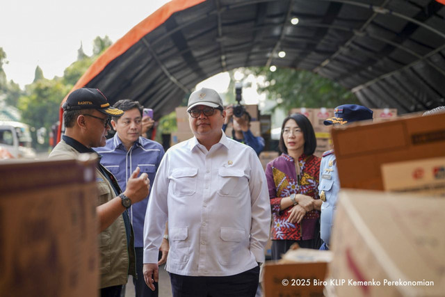 Menko Perekonomian Airlangga Hartarto menyerahkan bantuan untuk bencana di Sumatera, dilakukan di Bandara Halim Perdanakusuma. Foto: Dok. Kemenko Perekonomian