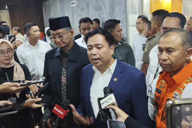 (Dari kanan ke kiri) Kepala BMKG Teuku Faisal Fathani, Kepala Basarnas Marsekal Madya TNI Mohammad Syafii, Ketua Komisi V DPR Lasarus, dan Menteri PU Dody Hanggodo di Kompleks Parlemen Senayan, Jakarta, Selasa (2/12/2025). Foto: Luthfi Humam/kumparan