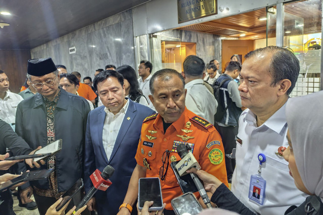 (Dari kanan ke kiri) Kepala BMKG Teuku Faisal Fathani, Kepala Basarnas Marsekal Madya TNI Mohammad Syafii, Ketua Komisi V DPR Lasarus, dan Menteri PU Dody Hanggodo di Kompleks Parlemen Senayan, Jakarta, Selasa (2/12/2025). Foto: Luthfi Humam/kumparan