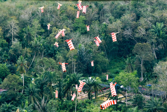 Sejumlah helibox di distribusikan menggunakan metode Container Delivery Sistem (CDS) dengan pesawat CN 295 di Kecamatan Kuala Simpang, Kabupaten Aceh Tamiang, Aceh, Selasa (2/12/2025). Foto: Fakhri Hermansyah/ANTARA FOTO