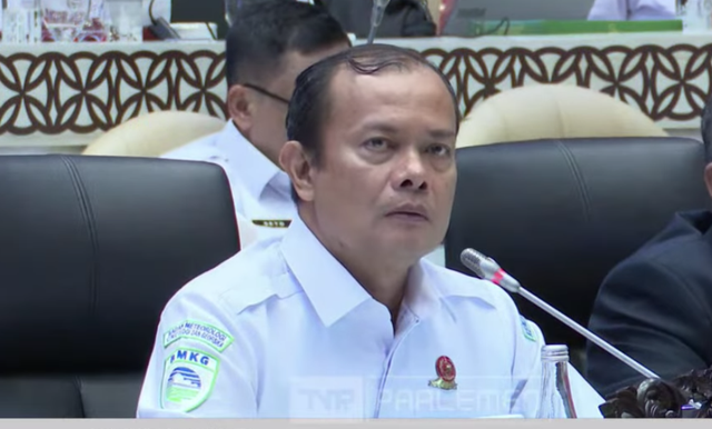 Kepala BMKG Teuku Faisal dalam raker dengan Komisi V DPR, Senin (1/12/2025). Foto: Dok DPR RI