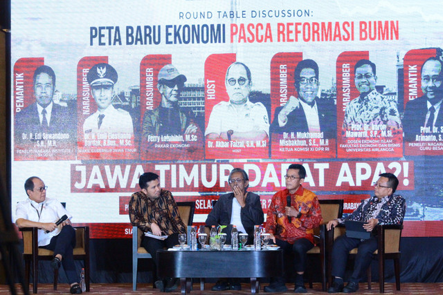 Round TableDiscussion (RTD) atau diskusi terbuka bertajuk ‘Peta Baru Ekonomi Pasca Reformasi BUMN: Jawa Timur DapatApa?’, di Surabaya, pada Selasa (2/12). Foto: Masruroh/Basra