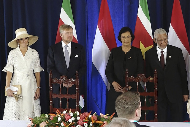 Ratu Maxima dan Raja Belanda Willem-Alexander menghadiri upacara penyambutan yang diselenggarakan oleh Presiden Suriname Jennifer Geerlings-Simons di Paramaribo, Senin (1/12/2025). Foto: SAMUEL BLAKENDAL/AFP