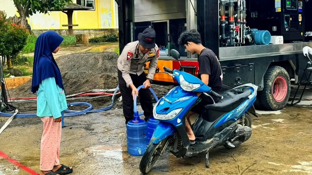 Polda Riau menerjunkan water treatment untuk memberikan layanan air bersih layak minum bagi masyarakat terdampak bencana di SMP 3 Desa Nagari Sallarih Aia Timur, Kecamatan Pelambayan, Kabupaten Agam. Foto: Instagram/@herryheryawan