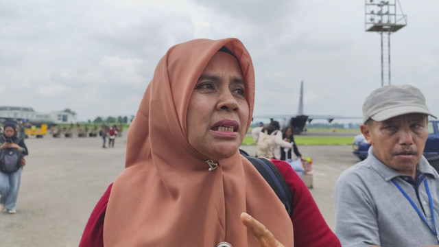 Rohani (56), warga Aceh saat ditemui di Lanud Soewando, Medan, Selasa (2/12/2025). Foto: Amar Marpaung/kumparan