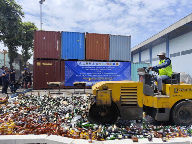 Cukai Jawa Tengah dan Daerah Istimewa Yogyakarta (Jateng-DIY) memusnahkan 24 juta batang rokok dan barang ilegal tanpa cukai. Foto: Intan Alliva Khansa/kumparan