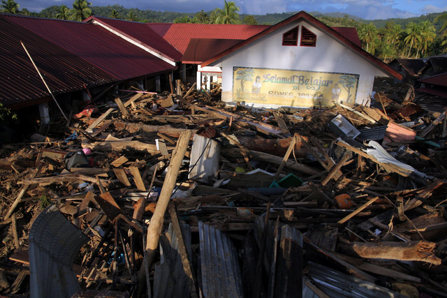 Kondisi sekolah yang terdampak banjir bandang di Desa Aek Garoga, Kecamatan Batang Toru, Tapanuli Selatan, Sumatera Utara, Senin (1/12/2025). Foto: Yudi Manar/ ANTARA FOTO