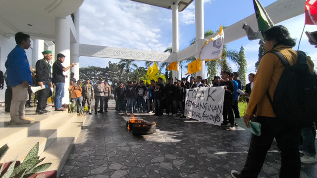 Massa menggelar aksi di Kantor DPRD Mempawah. Foto: M. Zain/Hi!Pontianak