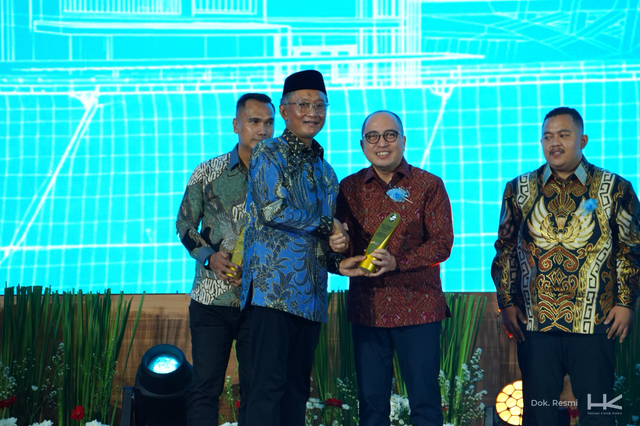 Hutama Karya berhasil meraih penghargaan pada ajang Sutami Award dalam rangkaian peringatan Hari Bakti ke-80 Kementerian Pekerjaan Umum (PU) di Jakarta, Senin (1/12). Foto: Dok. Hutama Karya