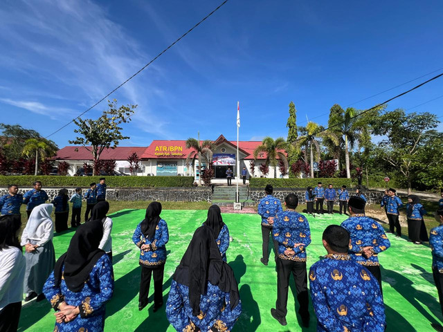 Upacara peringatan HUT ke-54 KORPRI di Kantah Sekadau. Foto: Dok. Kantah Sekadau