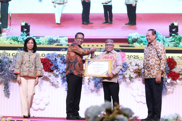 Menteri Hukum, Supratman Andi Agtas (kedua dari kiri) dan Gubernur Gorontalo, Gusnar Ismail (kedua dari kanan) resmikan 729 Pos Bantuan Hukum (Posbankum). Foto: Dok. Istimewa