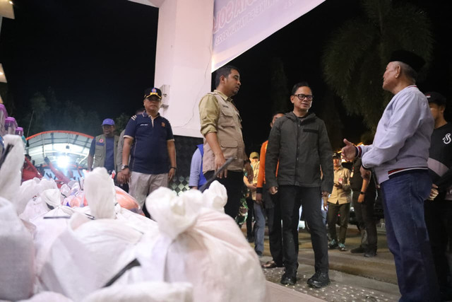 Wamendagri Bima Arya meninjau penanganan banjir di Solok, Sumatera Barat, Senin (1/12/2025). Foto: Kemendagri RI