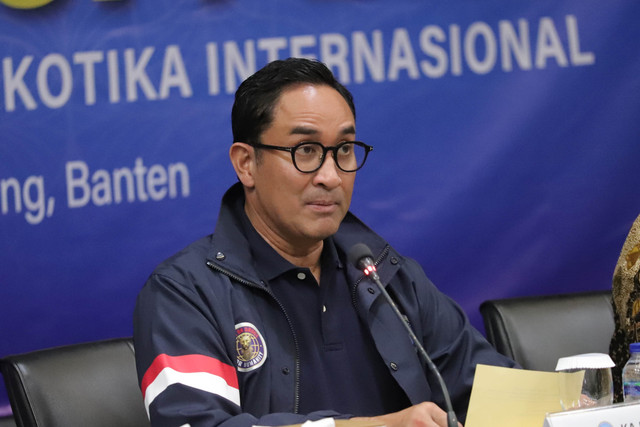 Kepala Badan Narkotika Nasional (BNN) Irjen Pol Suyudi Ario Seto memberikan keterangan pers penangkapan DPO jaringan narkotika internasional di Gedung 600 PT Angkasa Pura, Bandara Soekarno Hatta, Tangerang, Banten, Selasa (2/11/2025).
 Foto: Jamal Ramadhan/kumparan
