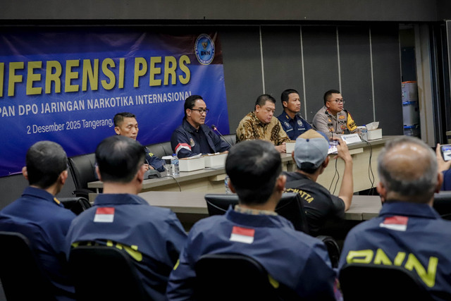 Kepala Badan Narkotika Nasional (BNN) Irjen Pol Suyudi Ario Seto (tengah) memberikan keterangan pers penangkapan DPO jaringan narkotika internasional di Gedung 600 PT Angkasa Pura, Bandara Soekarno Hatta, Tangerang, Banten, Selasa (2/11/2025).
 Foto: Jamal Ramadhan/kumparan