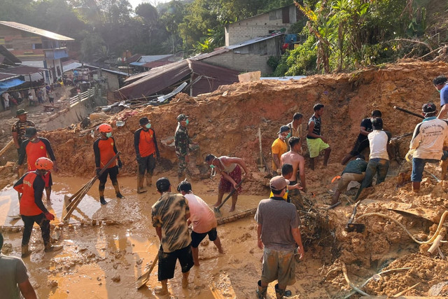 Tim SAR gabungan saat melakukan proses evakuasi ibu dan dan anak yang menjadi korban tanah longsor di Sibolga Ilir, Sabtu (29/11/2025). Foto: Basarnas Nias