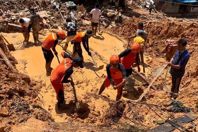 Tim SAR gabungan saat melakukan proses evakuasi ibu dan dan anak yang menjadi korban tanah longsor di Sibolga Ilir, Sabtu (29/11/2025). Foto: Basarnas Nias