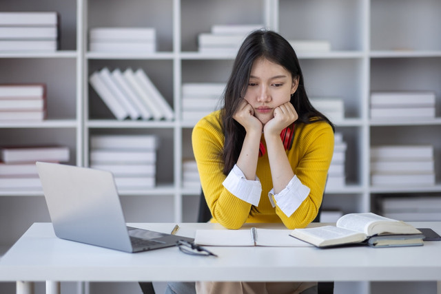 Ilustrasi memikirkan solusi untuk tantangan finansial. Foto: 