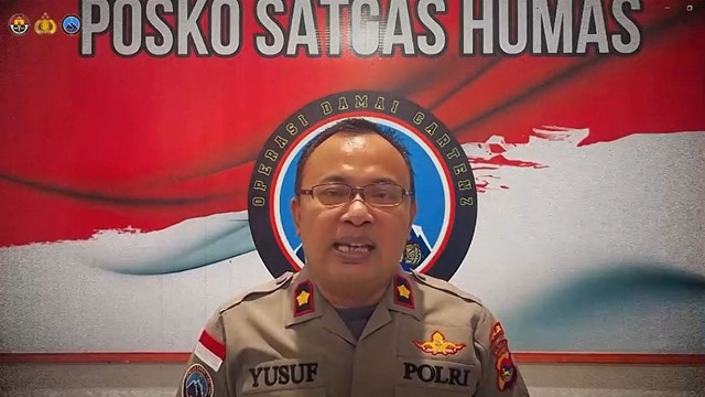 Wakasatgas Humas Ops Damai Cartenz Kompol Yusuf Tauziri memberikan keterangan pers dua warga sipil yang menjadi korban pembunuhan OTK di Yahukimo. Foto: Instagram/@operasidamaicartenz2025