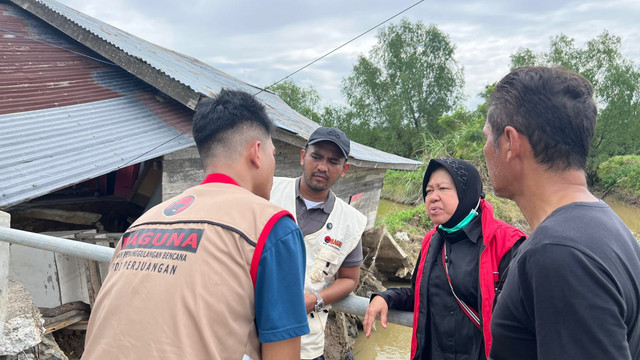 Ketua Baguna PDI-P Tri Rismaharini saat mengunjungi dan mendistribusikan bantuan di Aceh, Selasa (2/12/2025). Foto: Hedi/kumparan