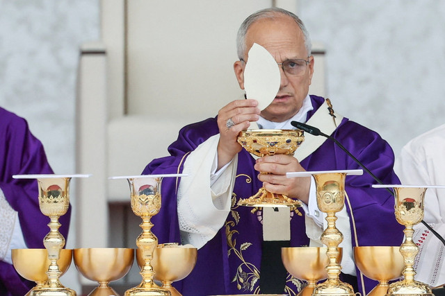 Paus Leo XIV memimpin Misa Kudus dalam perjalanan apostolik pertamanya di Beirut, Lebanon, Selasa (2/12/2025). Foto: Mohamed Azakir/REUTERS