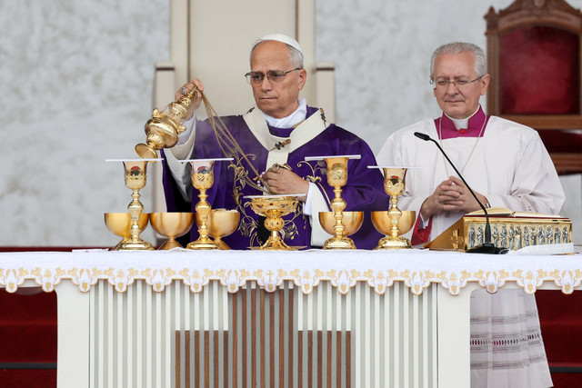 Paus Leo XIV memimpin Misa Kudus dalam perjalanan apostolik pertamanya di Beirut, Lebanon, Selasa (2/12/2025). Foto: Mohamed Azakir/REUTERS
